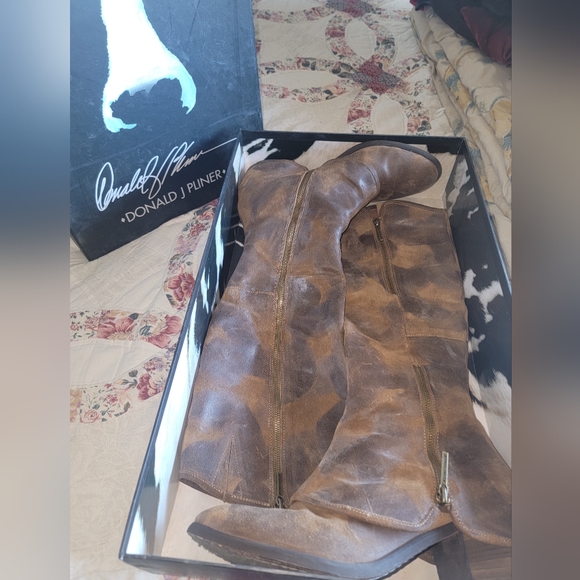 Donald Pilner, size 11, women's, soft two-tone brown suede boots. In box. - Picture 2 of 8